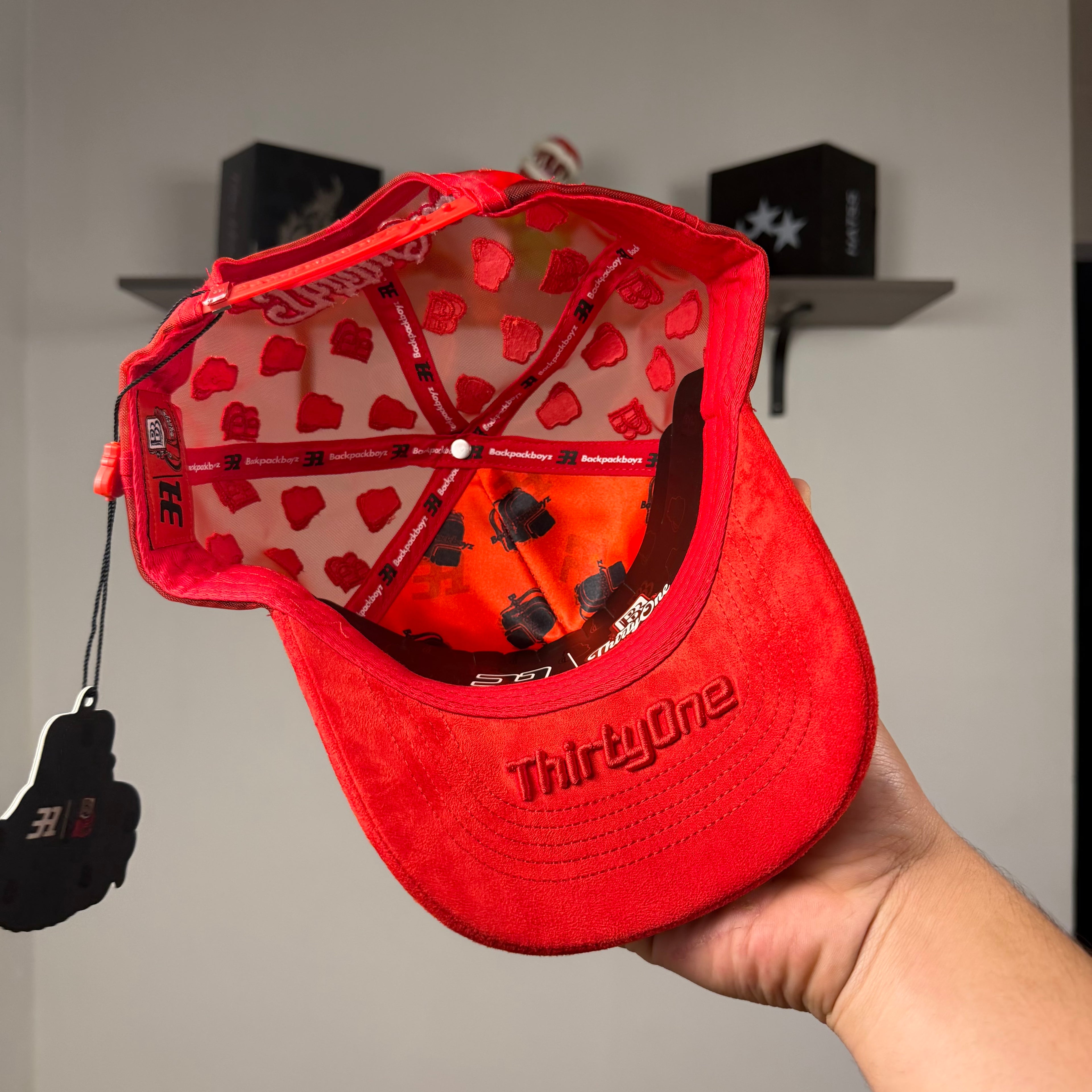 31 BACKPACKBOYZ “LA MOCHILA” -FULL SET (CUBREPOLVOS, CERTIFICADO, LAVERO)
