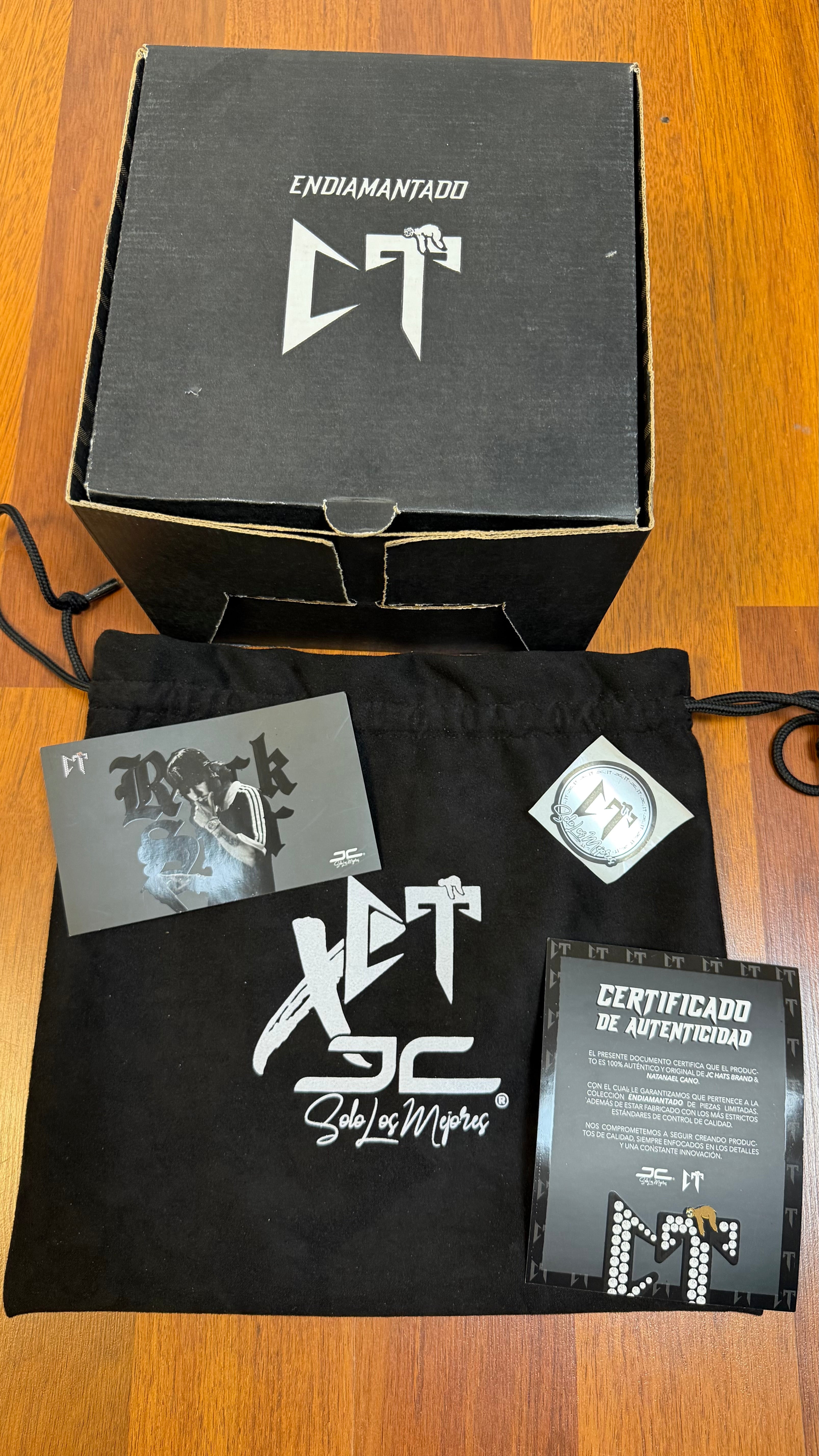 JC HATS “ENDIAMANTADO” -FULL SET (CAJA, CUBREPOLVOS, CERTIFICADO)