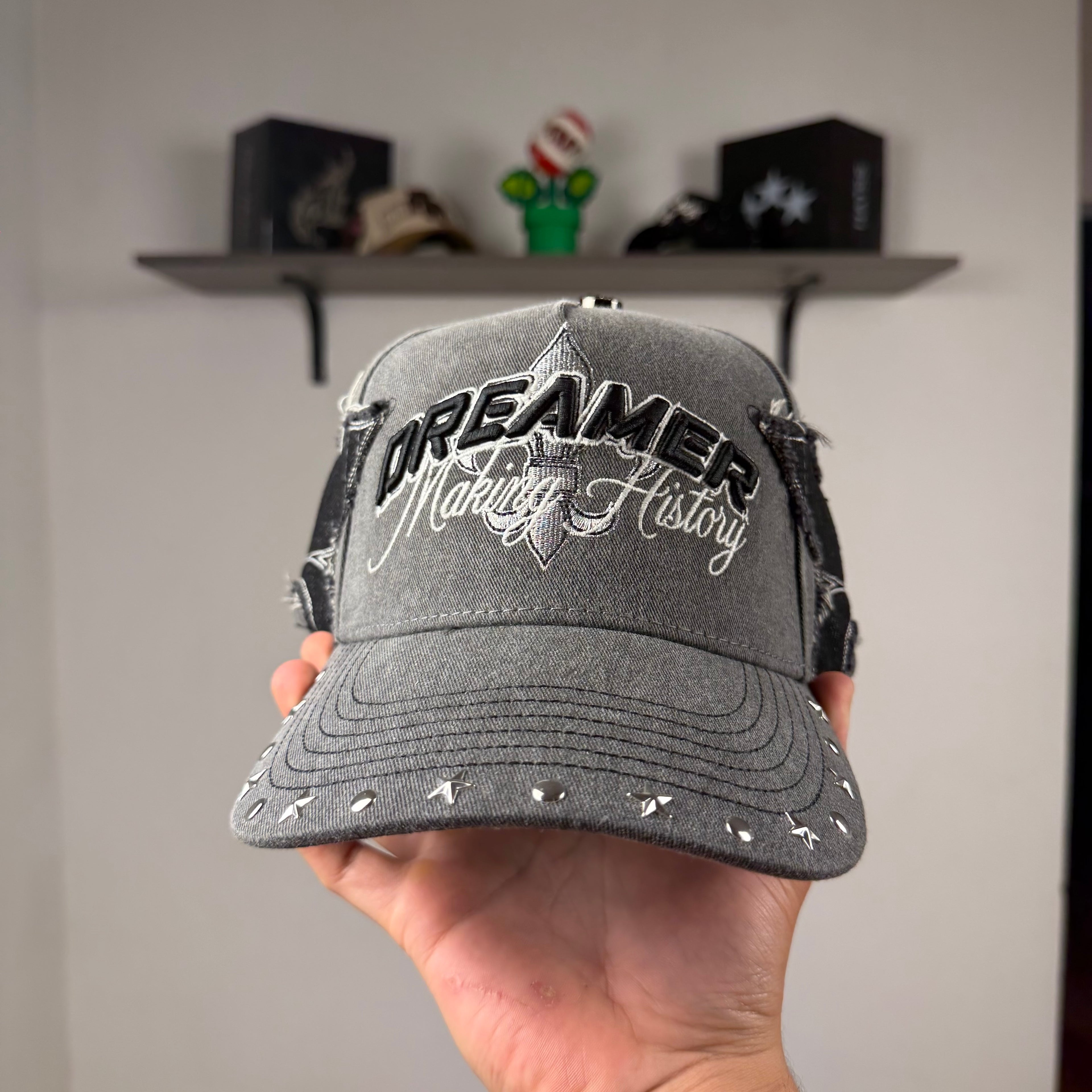 DREAMER HATS “MAKING HISTORY” -FULL SET (CAJA, CUBREPOLVOS, LLAVERO)